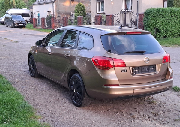 Opel Astra cena 24800 przebieg: 204000, rok produkcji 2012 z Gliwice małe 232